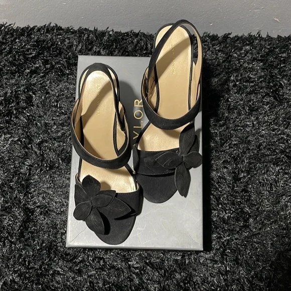 Ann Taylor Black Suede Flower Heel - 9 1/2 New in Box - Picture 2 of 8